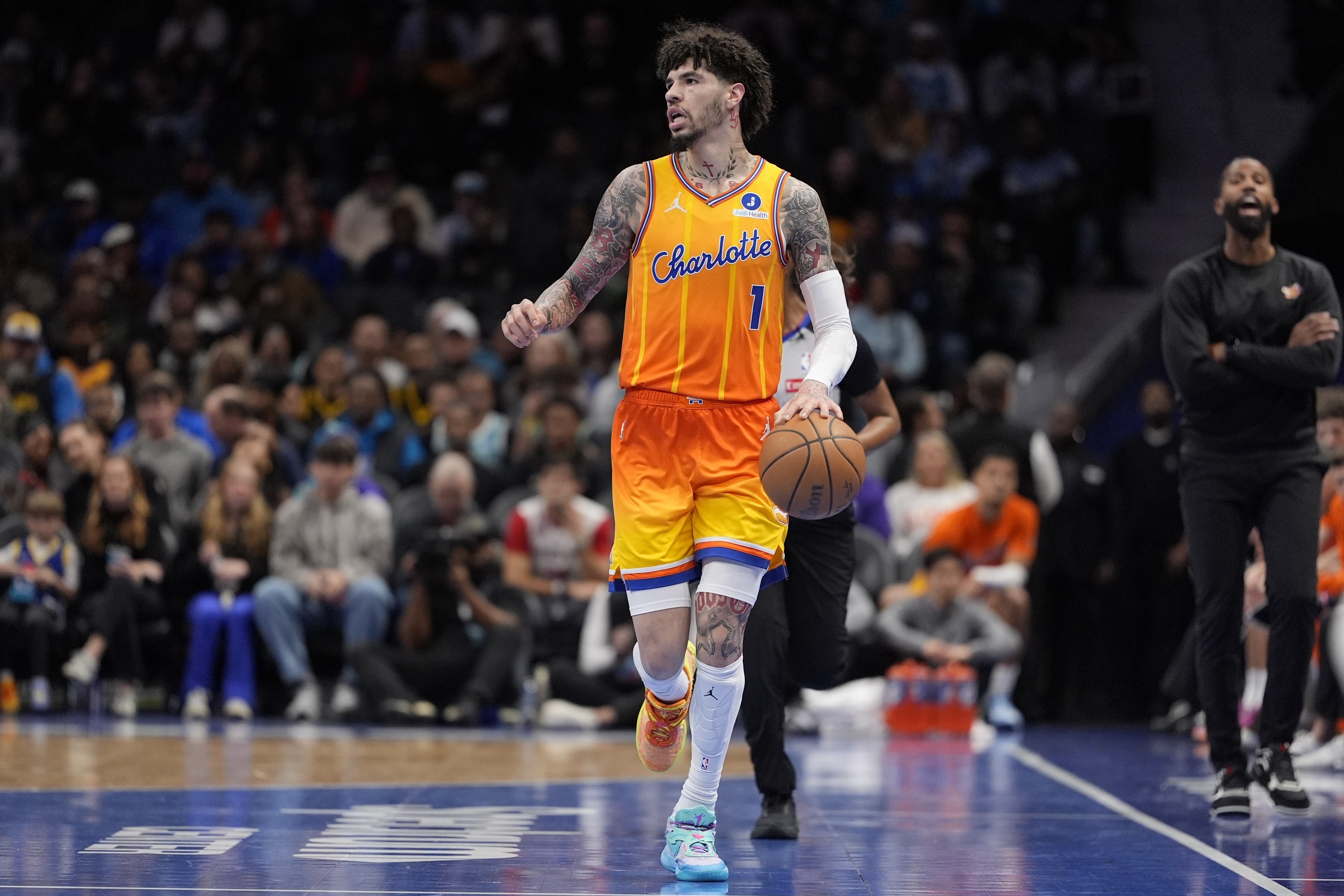 足彩-砍下33分8助3断且进7个三分！三球本场数据 NBA历史替补首人