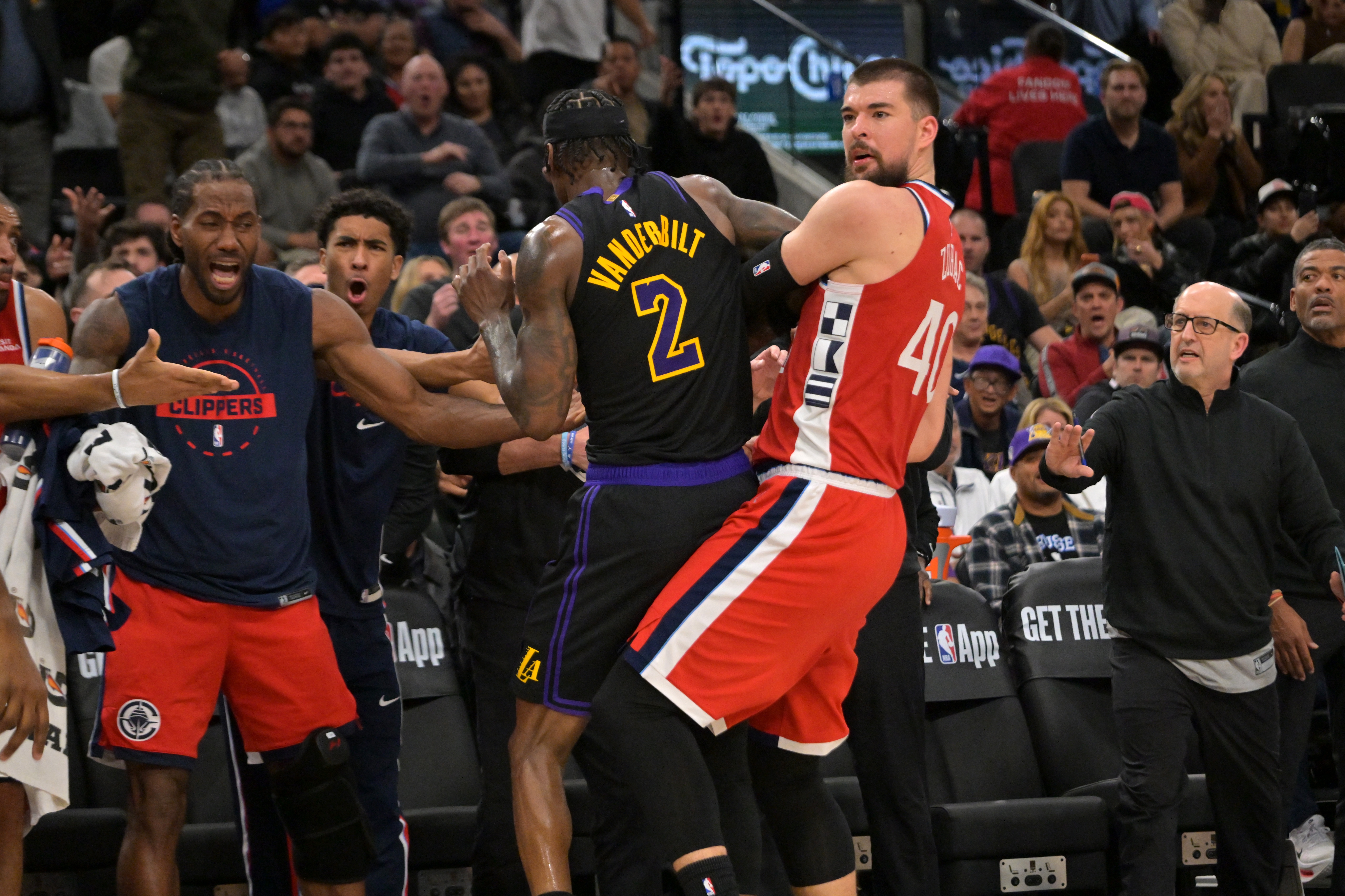 竞彩-机器人都急了!范德彪&祖巴茨冲突时 情绪稳定的小卡难得面目狰狞