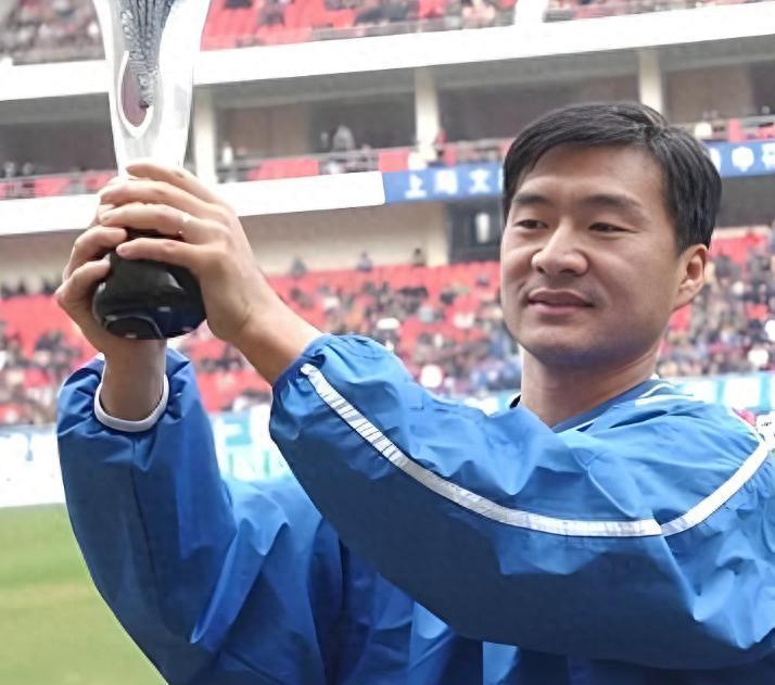 足球比分直播-曾是申花队长,退役后深耕青训,培养出多位国脚,如今成青训专家